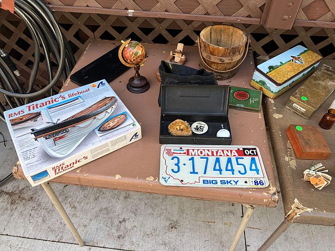 Huge yard sale, Downsizing photo