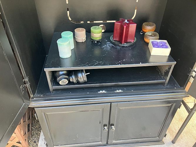 Huge yard sale, Downsizing photo