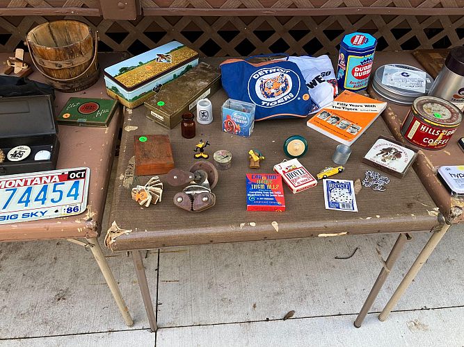 Huge yard sale, Downsizing photo