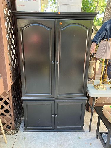 Huge yard sale, Downsizing photo