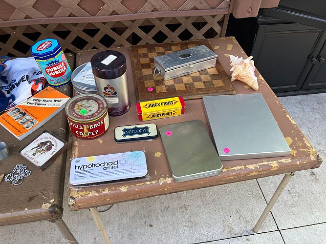Huge yard sale, Downsizing photo