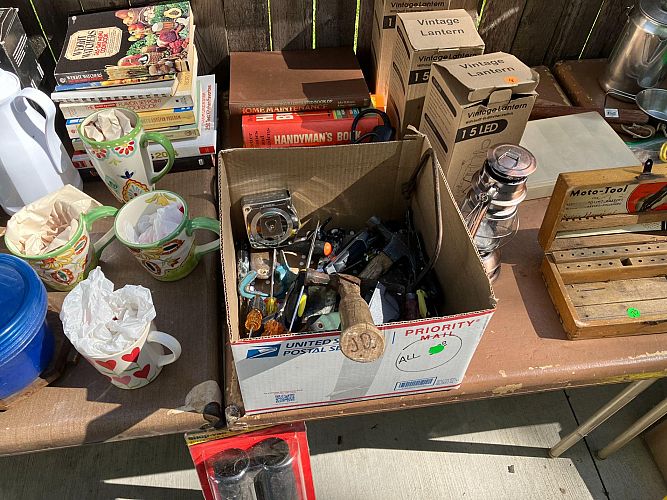 Huge yard sale, Downsizing photo