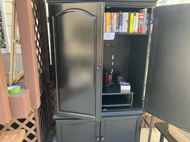 Huge yard sale, Downsizing photo