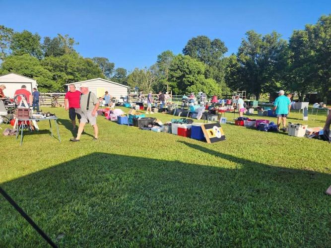 🚨🛍️ HUGE YARD SALE ALERT! 🛍️🚨 photo